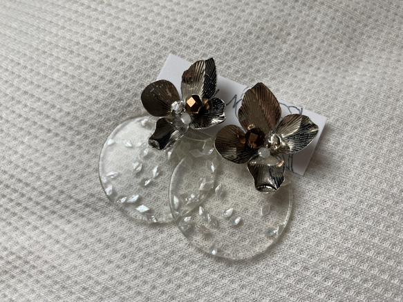 silver flower ×clear round ピアス・イヤリング 1枚目の画像