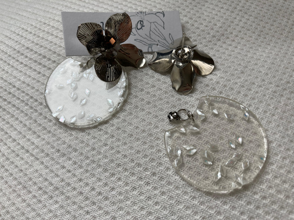 silver flower ×clear round ピアス・イヤリング 4枚目の画像