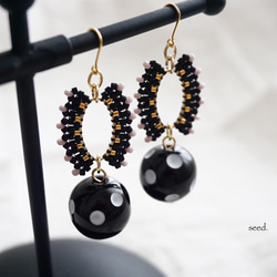 ビーズステッチのピアス〜garden mini black×dots〜 1枚目の画像