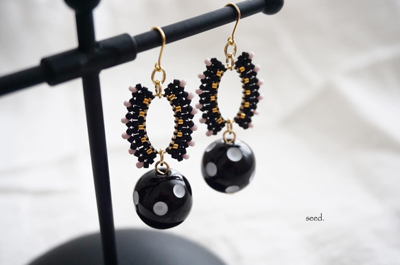 ビーズステッチのピアス〜garden mini black×dots〜 1枚目の画像