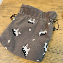 【ミニ】ショルダーにもなる牛さん刺繍リネン生地のミニ巾着バッグ［137］ 4枚目の画像