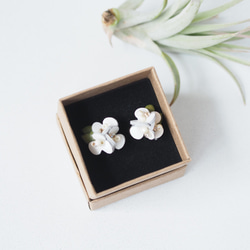革花の耳飾り　白いお花 3枚目の画像