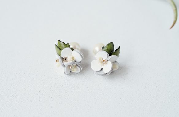 革花の耳飾り　白いお花 2枚目の画像