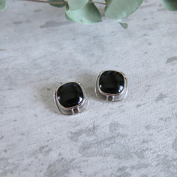 ブラック×シルバー 個性的なデザイン ヴィンテージボタンピアス/レトロ