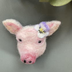 子豚とビオラのブローチ 5枚目の画像