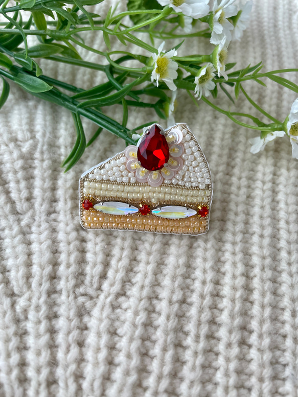 ビーズ刺繍ブローチ【いちごショートケーキ】 ブローチ atelier