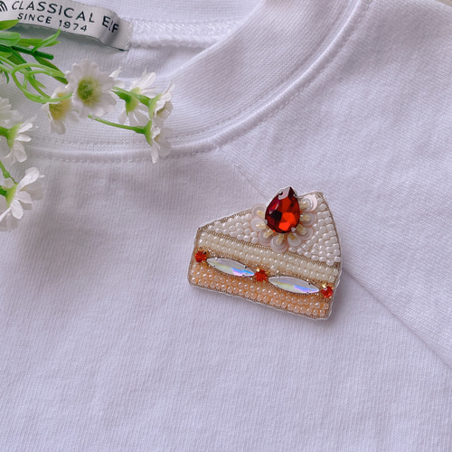 いちご いちご ビーズ 刺繍 ブローチ ハンドメイドアクセサリー いちご いちご ビーズ 刺繍 ブローチ ハンドメイドアクセサリー