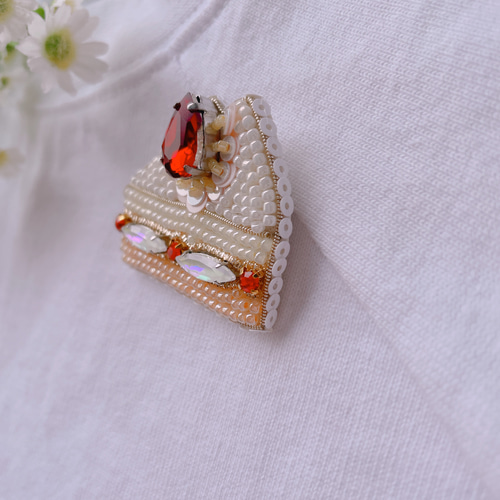 ビーズ刺繍ブローチ【いちごショートケーキ】 ブローチ atelier