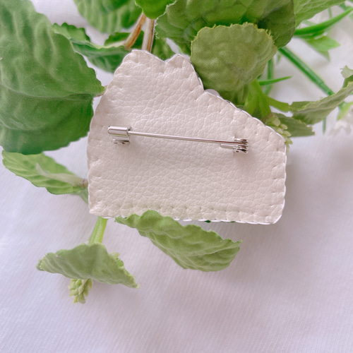 ビーズ刺繍ブローチ【いちごショートケーキ】 ブローチ atelier