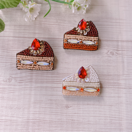 ビーズ刺繍ブローチ【いちごショートケーキ】 ブローチ atelier
