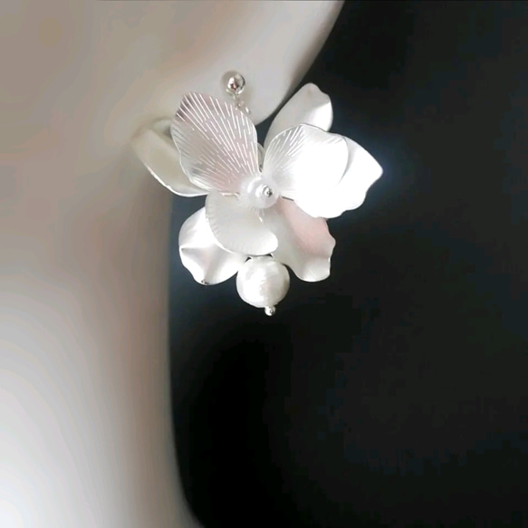 白銀 シルバー 真鍮 ピアス イヤリング  揺れる 結婚式 ウェディング ブライダル モード 個性的 花 フラワー 9枚目の画像