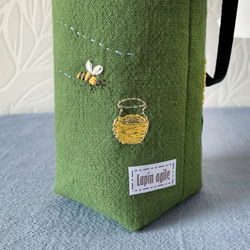 《手刺繍のペットボトルカバー》ミモザアカシヤと蜂（あずみ野木綿） 6枚目の画像
