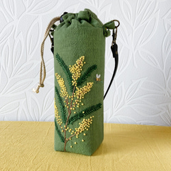 《手刺繍のペットボトルカバー》ミモザアカシヤと蜂（あずみ野木綿） 2枚目の画像