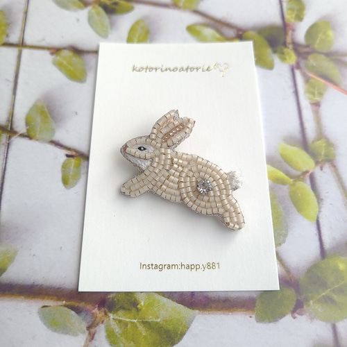ビーズ刺繍♡駆ける うさぎブローチ ブローチ kotorinoatorie