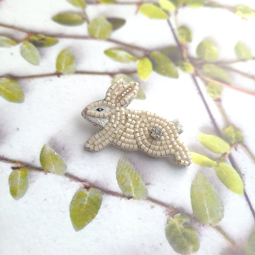 ビーズ刺繍♡駆ける うさぎブローチ ブローチ kotorinoatorie