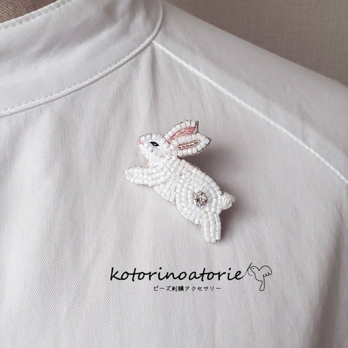 お歳暮 2024 ビーズ刺繍♡駆ける kotorinoatorie ブローチ うさぎブローチ 小物