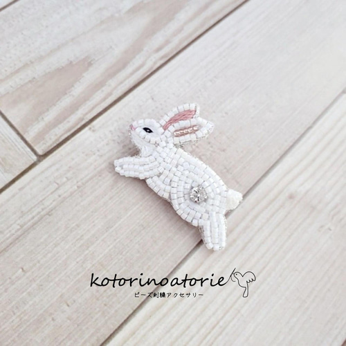 ビーズ刺繍♡駆ける うさぎブローチ ブローチ kotorinoatorie 通販