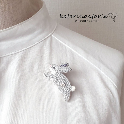 ビーズ刺繍♡駆ける うさぎブローチ ブローチ kotorinoatorie 通販