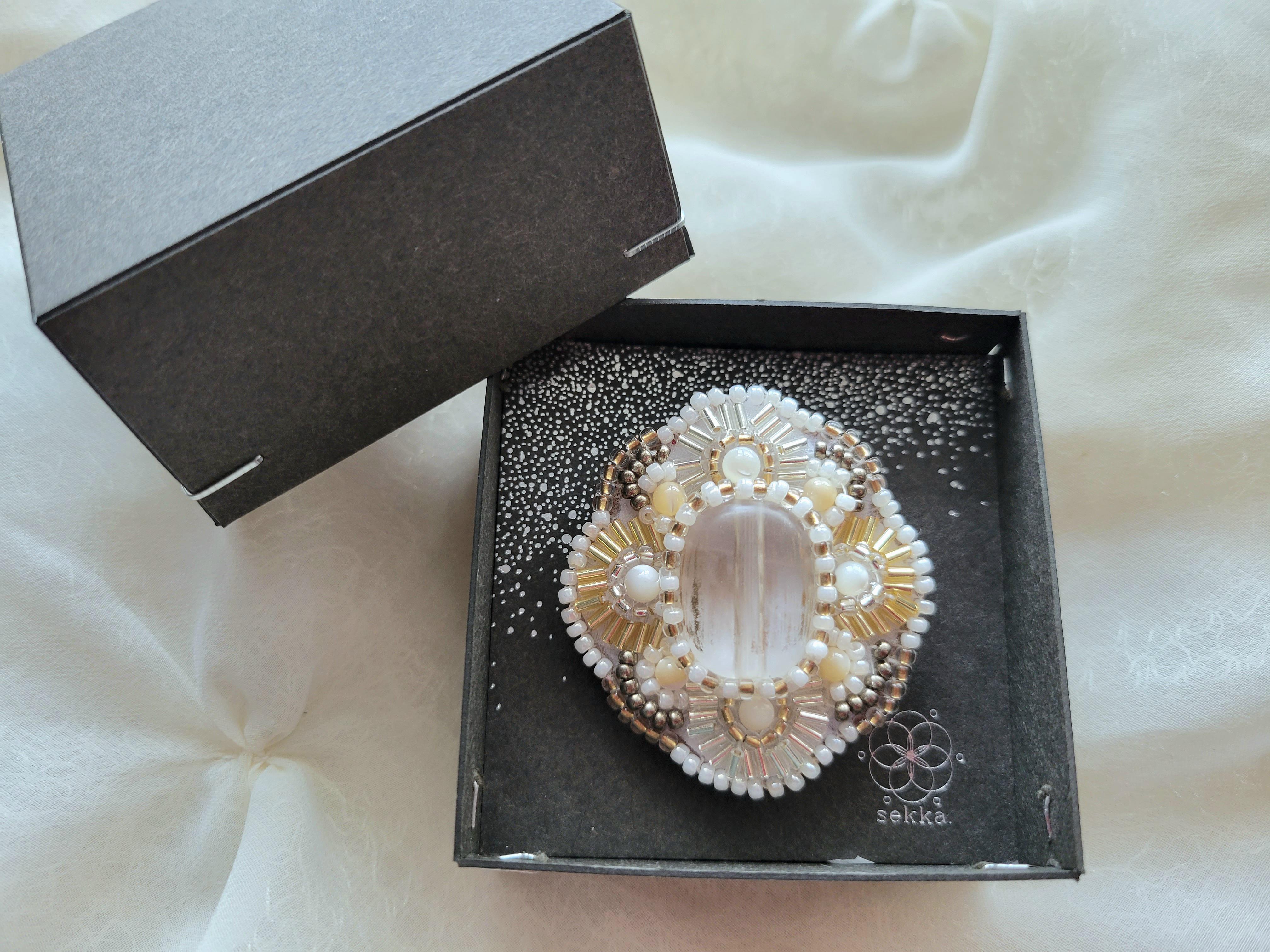 ブローチ「光Ⅰ」(ブローチ/帯留）※ガラスビーズ使用 ※ビーズ刺繍