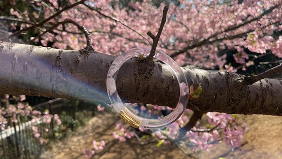 【 qualium 】　美桜　65mm（花 レジン ゴールド が奏でる フラワー バングル ブレスレット） 1枚目の画像