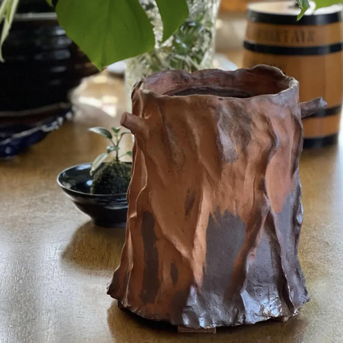 切り株の中で涼しげに泳ぐ姿に癒される可愛い炭化焼き陶器のガラス付き