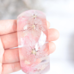 大きめバングル「小花を閉じ込めて」桜吹雪＊固まるハーバリウム 7枚目の画像