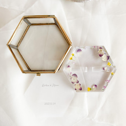 紫陽花とゴールデンクラッカーのレジンリングピロー×アンティークガラスケース 10枚目の画像