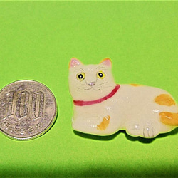 黄土色と白の猫のブローチ＃1（樹脂粘土） 6枚目の画像