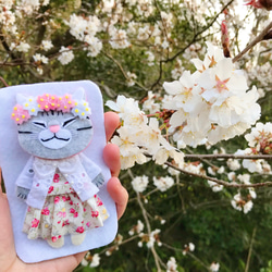 入園入学●完成品一点物【おねむねこブローチ】桜冠の茶トラちゃん（猫・フェルト・刺繍・春・結婚出産祝い・母の日） 8枚目の画像