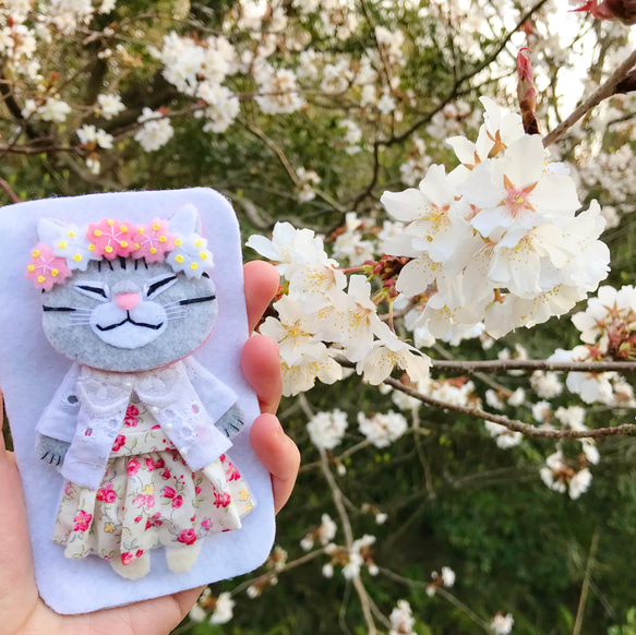 入園入学●完成品一点物【おねむねこブローチ】桜冠の白猫ちゃん（フェルト・刺繍・春・結婚出産祝い・母の日） 8枚目の画像