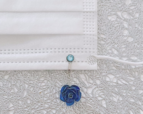 青薔薇のマスクチャーム(アメリカンフラワー×レジン)クリップタイプ