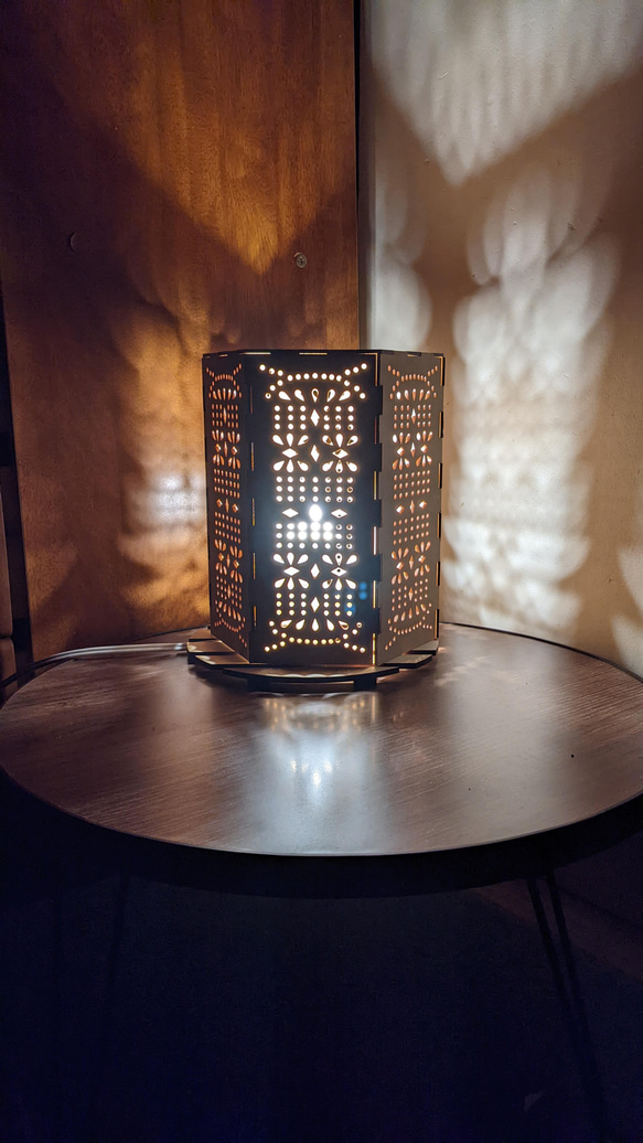 テーブルライト 木製ランプ ランプシェード シャンデリア模様 癒しの灯り 透かし彫り ON OFF切り替えスイッチ付き 1枚目の画像