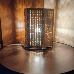 テーブルライト 木製ランプ ランプシェード ビーズカーテン 癒しの灯り 透かし彫り ON OFF切り替えスイッチ付き 1枚目の画像