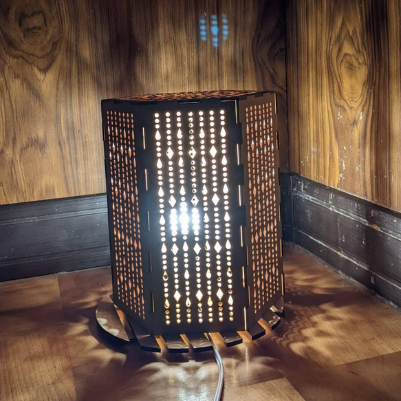 テーブルライト 木製ランプ ランプシェード ビーズカーテン 癒しの灯り 透かし彫り ON OFF切り替えスイッチ付き 2枚目の画像