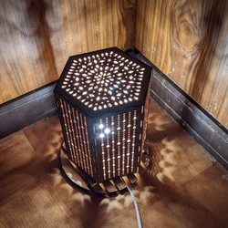 テーブルライト 木製ランプ ランプシェード ビーズカーテン 癒しの灯り 透かし彫り ON OFF切り替えスイッチ付き 3枚目の画像