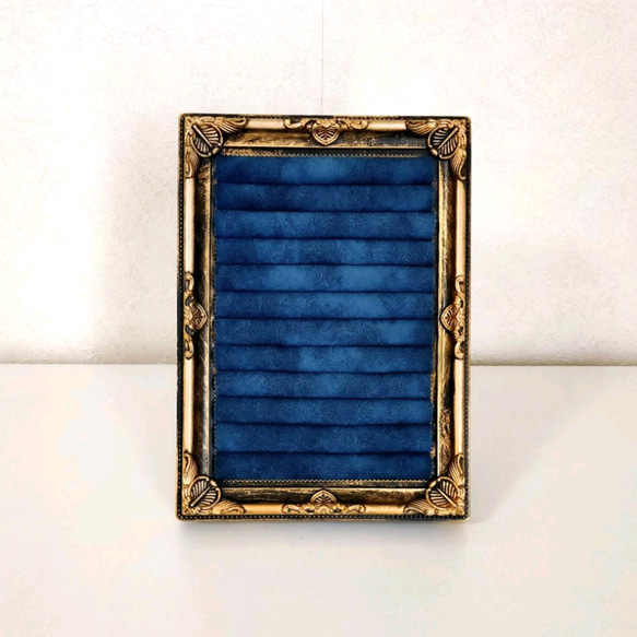 アクセサリースタンド　ブラック×ミッドナイトブルー　アンティーク調フレーム　ベルベット生地使用　ポストカードサイズ 4枚目の画像