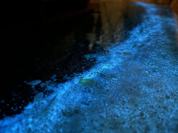 アート　モニターラック 夜光虫ターコイズブルームーンビーチ ホ　ガラススタンドラック　モニタースタンド　海 6枚目の画像