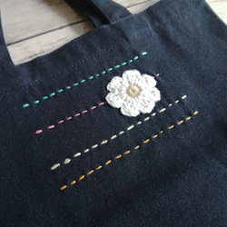 手編みの小さい花と手縫いのライン　帆布のミニトートバッグ　ネイビー　コットン　手提げ　ランチバッグ　Sサイズ 2枚目の画像