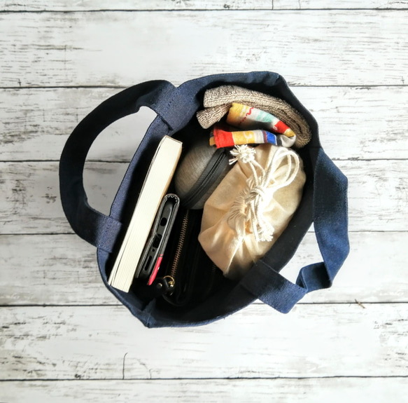 手編みの小さい花と手縫いのライン　帆布のミニトートバッグ　ネイビー　コットン　手提げ　ランチバッグ　Sサイズ 4枚目の画像