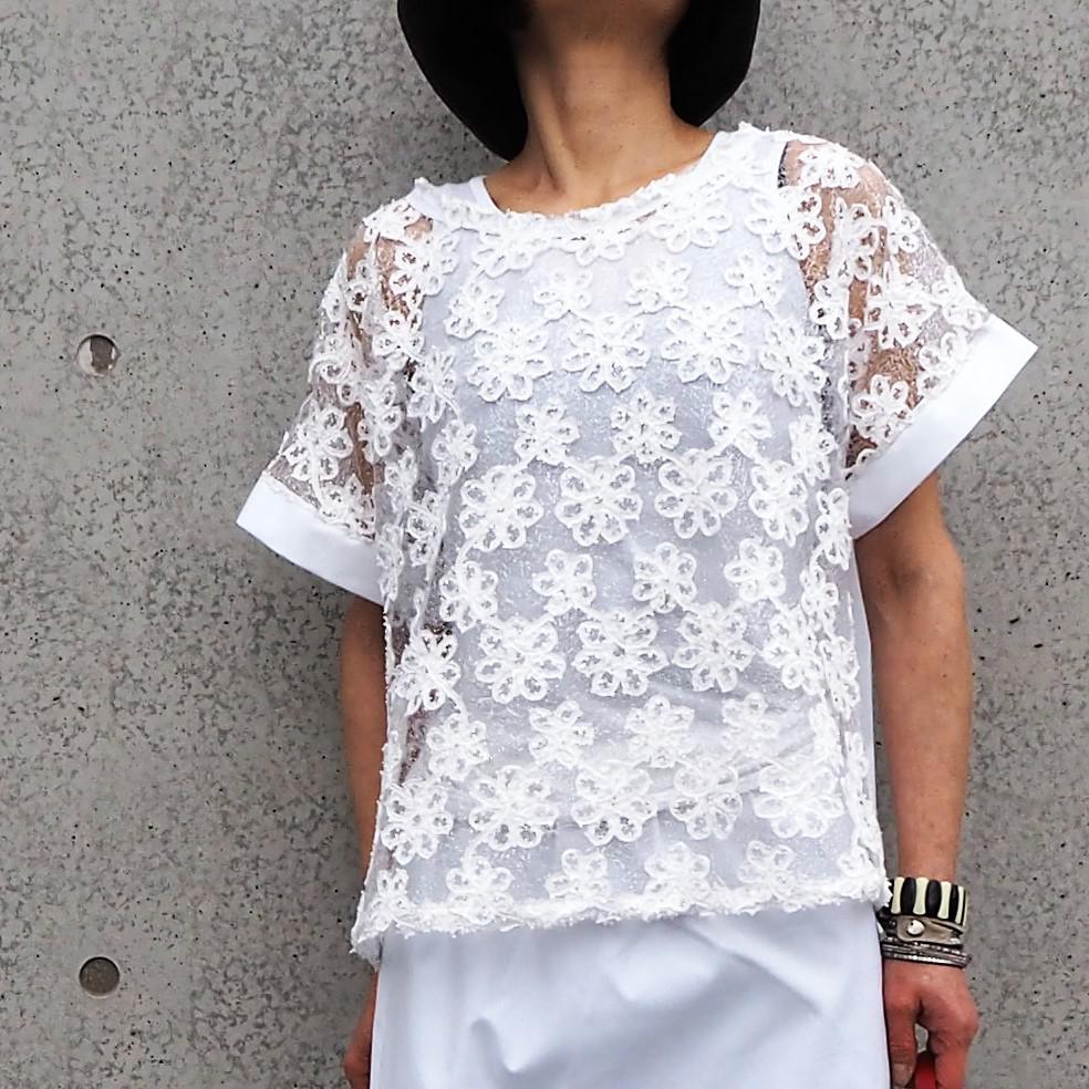 お花柄　ラメ入りスパンコールチュール　ゆったり肩落ち　ホワイト　刺繍　可愛いブラウス