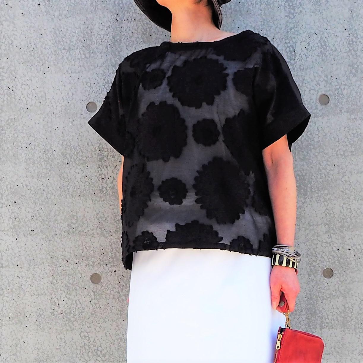 綺麗なお花柄　刺繍シルクブラック　透かし彫り×イタリア製コットンストレッチ　ゆったり肩落ち　ブラウス