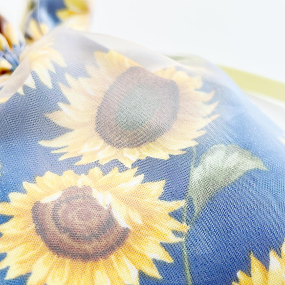 透け感の美しい　上品なオーガンジー花柄巾着ポーチ　ひまわりブルー　向日葵 2枚目の画像