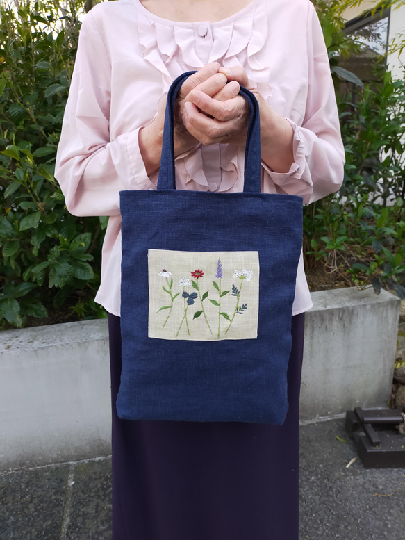 草花の刺繍入り手さげ袋　3種　濃紺　ネイビー　　ブルー　ローズピンク トートバッグ　麻100％ 1枚目の画像