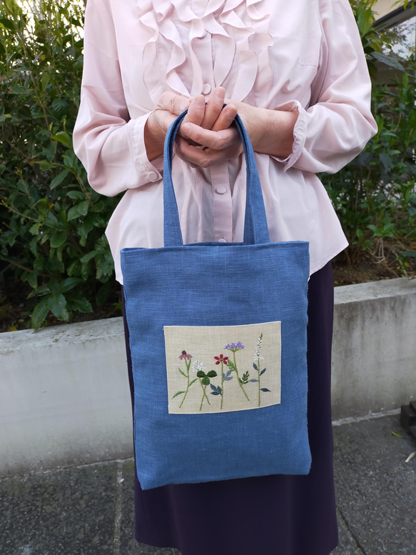草花の刺繍入り手さげ袋　3種　濃紺　ネイビー　　ブルー　ローズピンク トートバッグ　麻100％ 3枚目の画像