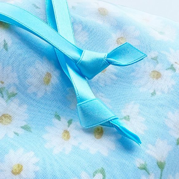 透け感の美しい　上品なオーガンジー花柄巾着ポーチ　水色マーガレット　ライトブルー 4枚目の画像