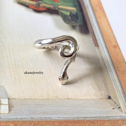 お目々がルビーコーンスネークの指輪 5枚目の画像