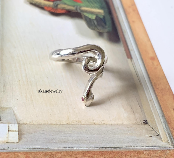 お目々がルビーコーンスネークの指輪 5枚目の画像