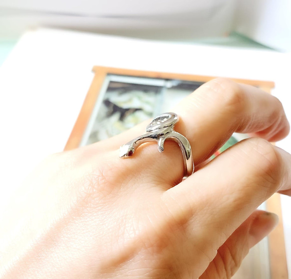 お目々がルビーコーンスネークの指輪 2枚目の画像