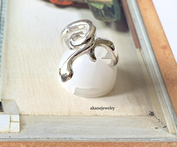 お目々がルビーコーンスネークの指輪 8枚目の画像