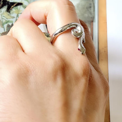 お目々がルビーコーンスネークの指輪 3枚目の画像